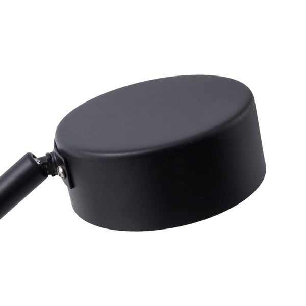 Detailansicht einer schwarzen Deckenleuchte