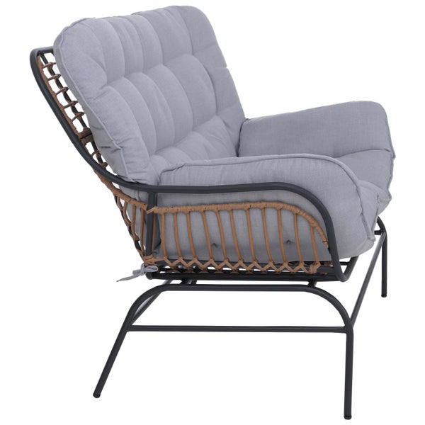 Loungesessel mit schwarzem Metallgestell, naturfarbenem Geflecht und dicken grauen Polstern.