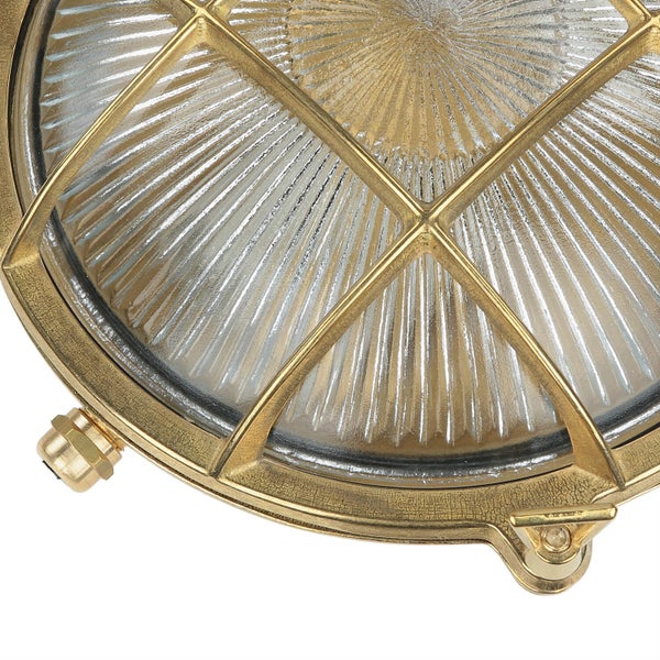 Detailansicht einer runden Schiffslampe mit Schutzgitter und geriffeltem Glas