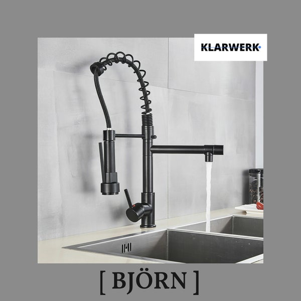 Schwarze Küchenarmatur Modell Björn mit zwei Ausläufen, Spiralfeder-Brause und Einhebelmischer an einer Edelstahlspüle. Klarwerk Logo.