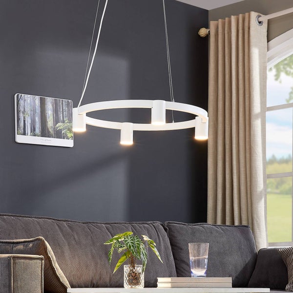 Modernes Wohnzimmer mit einer runden, weißen Hängeleuchte über einem Sofa.