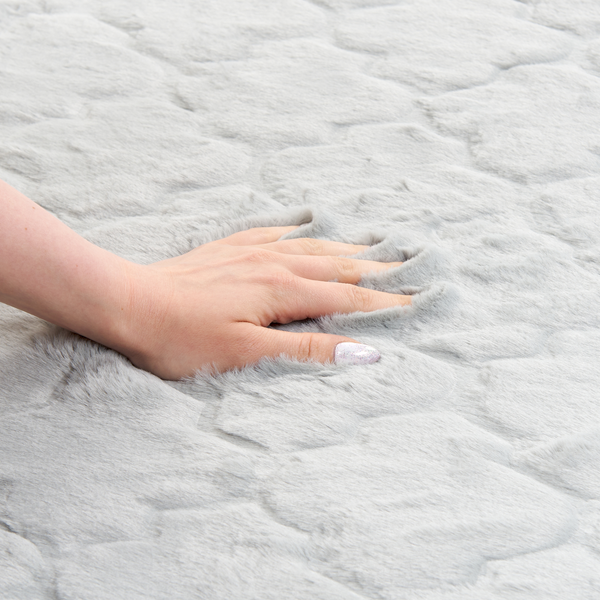 Hand die weichen Kunstfellteppich berührt, Nahaufnahme Textur