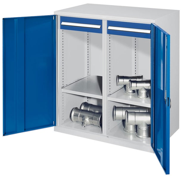 Stahlschrank mit zwei Schubladen und offenen blauen Türen, in dem sich Metallrohrfittings befinden