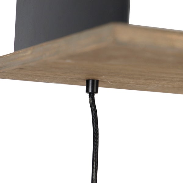 Detailansicht einer Wandhalterung aus Holz und Metall mit Kabelzuführung für eine Leuchte.