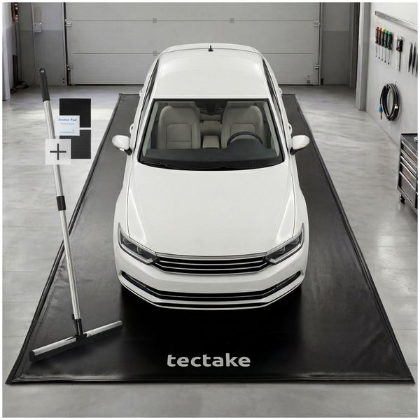 Ein weißes Auto auf einer schwarzen Garagenbodenmatte mit tectake Logo. Ein silberner Bodenabzieher und Reinigungspads befinden sich links daneben.