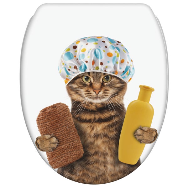 WC-Sitz mit Motiv einer Katze mit Duschhaube, Schwamm und gelber Flasche.