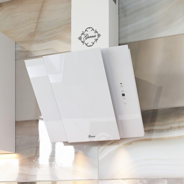 Moderne wandhängende Dunstabzugshaube mit Glasfront und Gurari Logo in einer Küche mit hellen Fliesen.