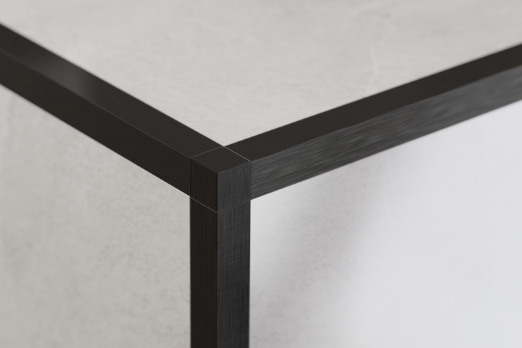 Detailansicht eines Tisches mit dunklem Holzrahmen und Tischplatte