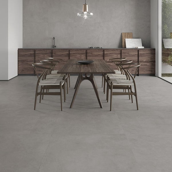 Moderne Wohnküche mit großflächigen Fliesen in Betonoptik, Holzküchenzeile und einem Essbereich mit Holztisch und Stühlen.