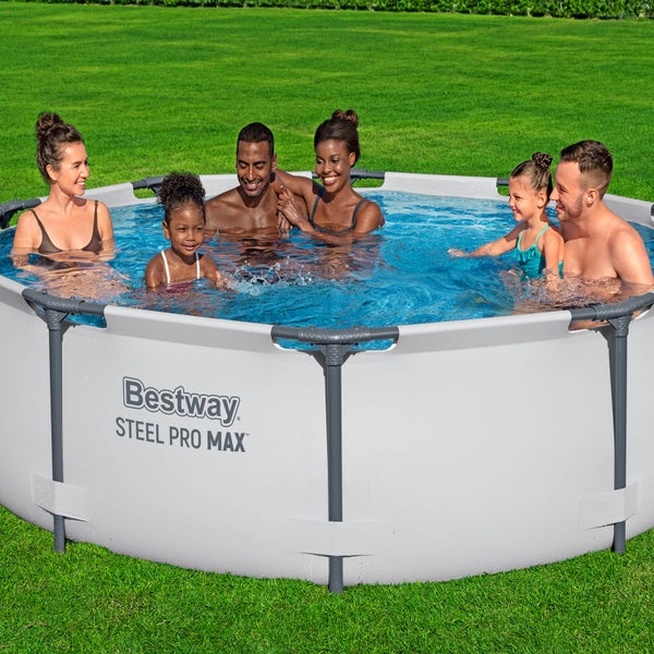 Familie genießt einen Bestway Steel Pro Max Pool im Garten.
