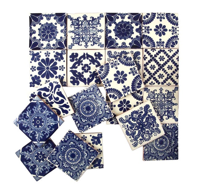 Quadratische Fliesen mit floralen Mustern