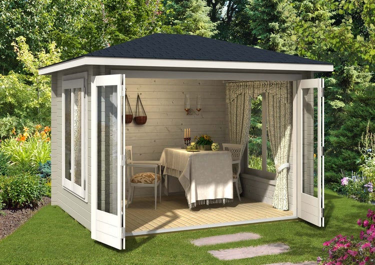 Modernes Gartenhaus aus Holz mit Zeltdach, weit geöffneten Glastüren und Inneneinrichtung in einer grünen Gartenumgebung.