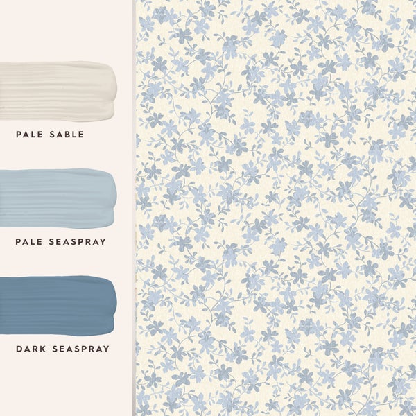 Vliestapete mit Blumenmuster und drei dazugehörigen Farbtönen Pale Sable, Pale Seaspray und Dark Seaspray als Farbpalettenvorschlag.