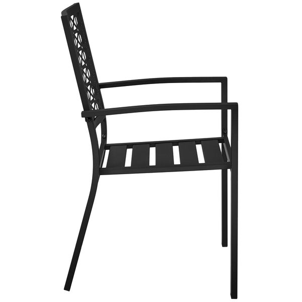 Schwarzer Gartenstuhl aus Metall mit Armlehnen, Latten-Sitzfläche und verzierter Rückenlehne in der Seitenansicht.