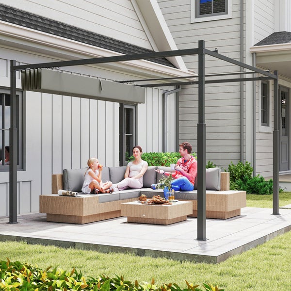 Pergola mit einziehbarem Sonnensegel über einem Garten-Lounge-Set aus Polyrattan auf einer Terrasse.