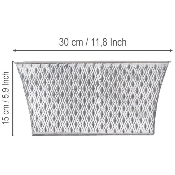 Rechteckiger Pflanzkasten aus Metall mit Rautenmuster, Länge 30 Zentimeter, Höhe 15 Zentimeter.