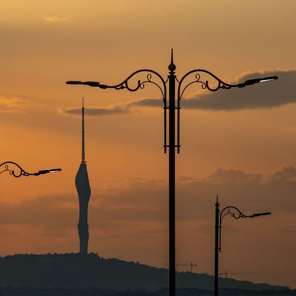 Silhouette von Straßenlaternen und Turm bei Sonnenuntergang