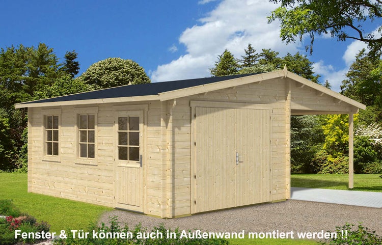 Große Holzgarage mit integriertem Carport, einer Doppeltür, einer Einzeltür mit Glaseinsatz und zwei Fenstern in einem Garten.