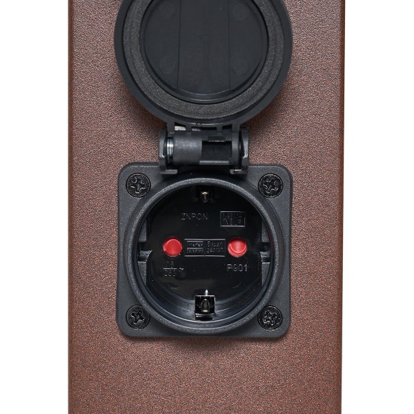 Außensteckdose mit geöffnetem Klappdeckel und Kindersicherung auf einer braunen Säule.