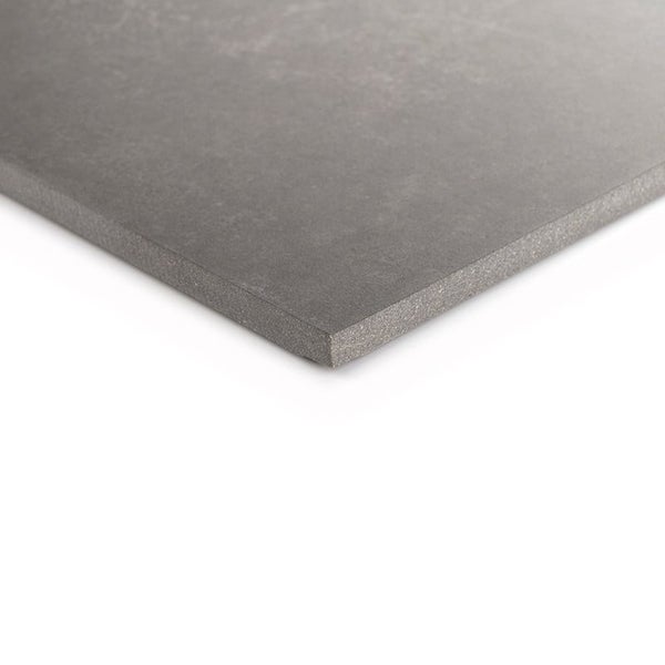 Eine einzelne quadratische Feinsteinzeugfliese mit matter Oberfläche in Steinoptik für Wand- und Bodenbeläge