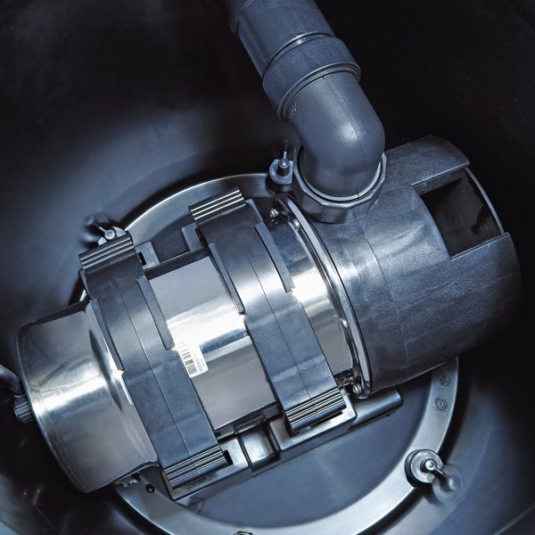 Hebeanlage mit Edelstahlpumpe und Kunststoff-Rohranschluss in einem schwarzen Behälter.