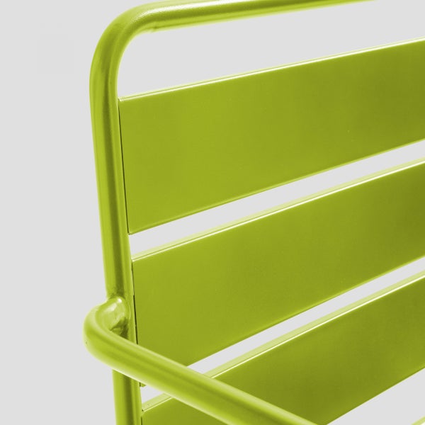 Detail eines grünen Gartenstuhls aus Metall mit horizontalen Lamellen und abgerundetem Rohrrahmen.