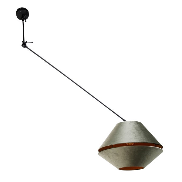 Höhenverstellbare Pendelleuchte mit langem schwarzem Metallarm und grauem Textilschirm in geometrischer Form.