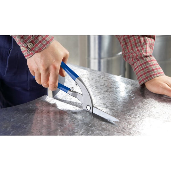 Blechschere beim Schneiden von verzinktem Metallblech.