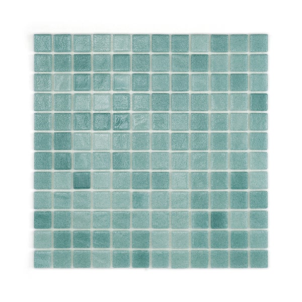 Whirlpool Wannenrand mit angrenzendem Mosaikfliesenbelag in einem Badezimmer.