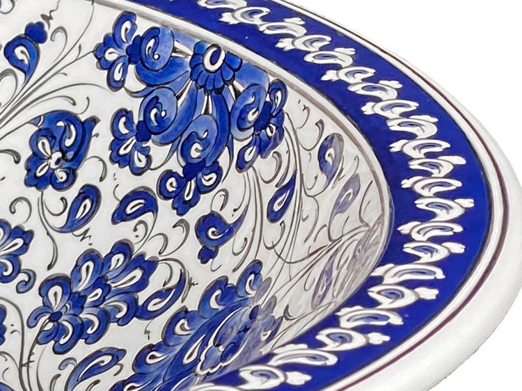 Detailansicht einer bemalten Keramikspüle mit floralem Muster