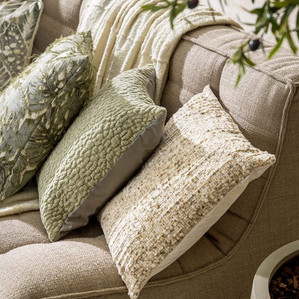 Nahaufnahme von dekorativen Kissen auf einem Sofa mit Textur