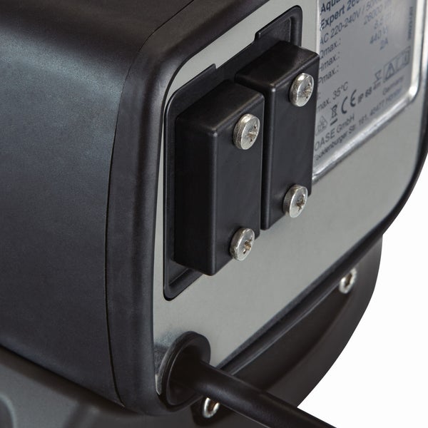 Nahaufnahme des elektrischen Anschlusses einer Teichpumpe mit zwei Schraubverbindungen, Netzkabel und Typenschild mit Angabe der Schutzart IP68.