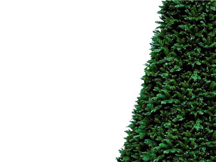 Detailansicht eines kuenstlichen Weihnachtsbaums mit dichten Nadelzweigen