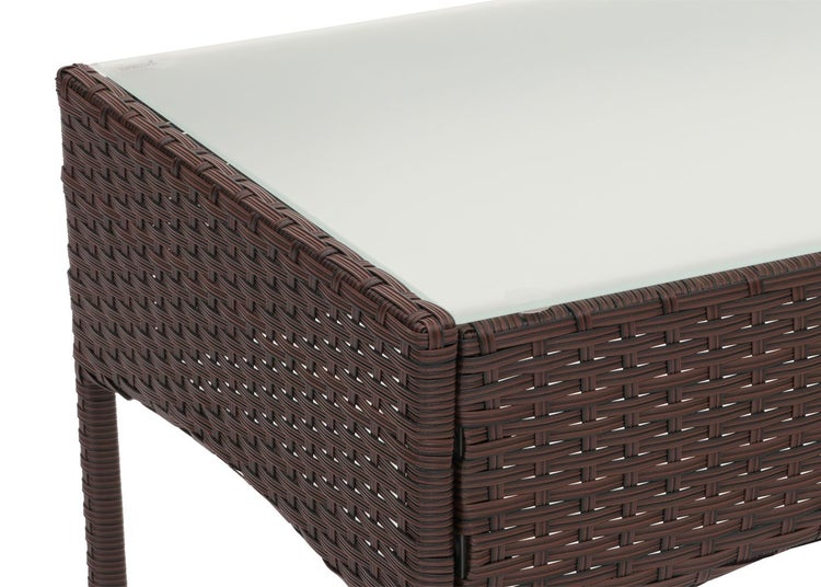 Detailansicht eines Gartentisches mit Glasplatte und geflochtenem Gestell