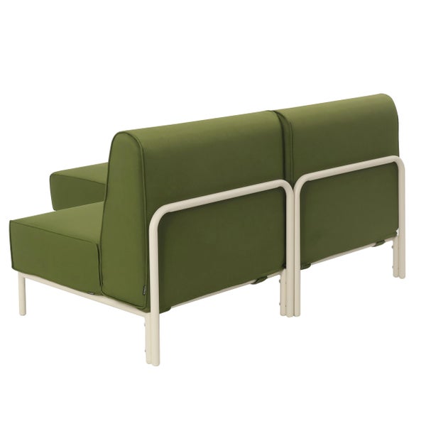 Rückansicht eines Gartensofas mit olivgrünen Polstern und hellem Metallgestell.
