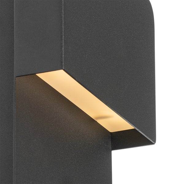 Nahaufnahme einer schwarzen Außenwandleuchte