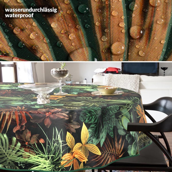 Rundes Tischtuch mit tropischem Pflanzenmuster in einem hellen Wohnzimmer. Nahaufnahme zeigt Wassertropfen auf der wasserdichten Oberfläche.