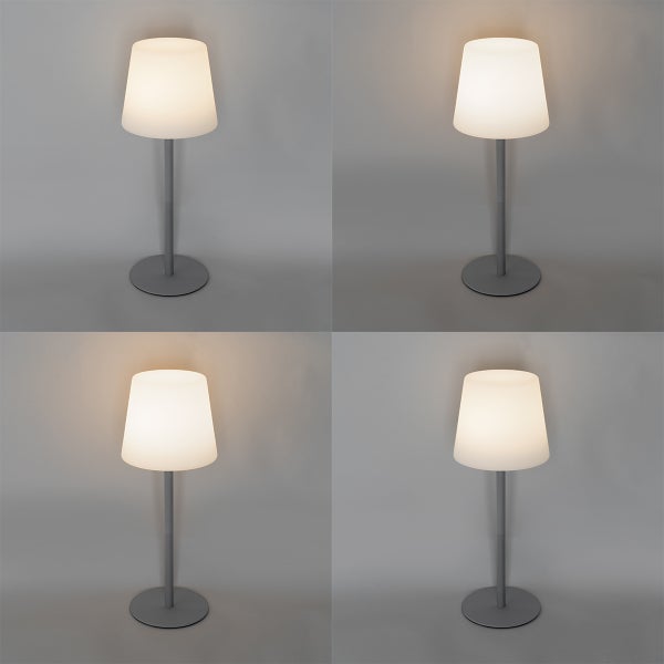 Vier Ansichten einer beleuchteten Tischleuchte mit grauem Standfuß und weißem Schirm in verschiedenen Helligkeitsstufen.