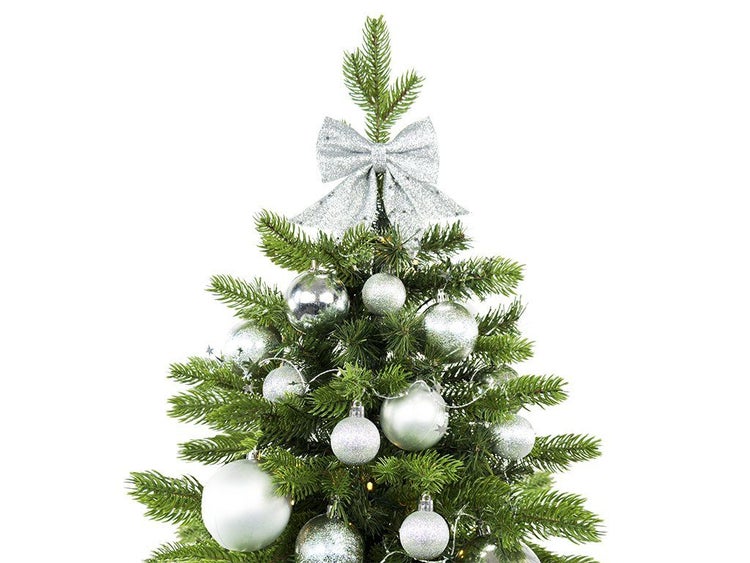 Geschmückter Weihnachtsbaum mit glitzernder Schleife als Spitze und silbernen Weihnachtskugeln in verschiedenen Größen und Oberflächenstrukturen.