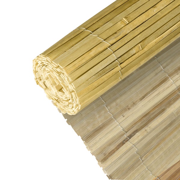 Bambusmatte, teilweise aufgerollt, als Sichtschutz oder Dekoration