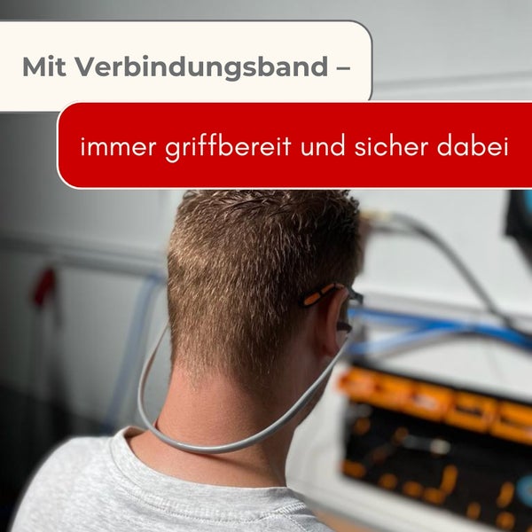 Person trägt ein Verbindungsband für Arbeitsschutzbrillen oder Gehörschutz um den Nacken.