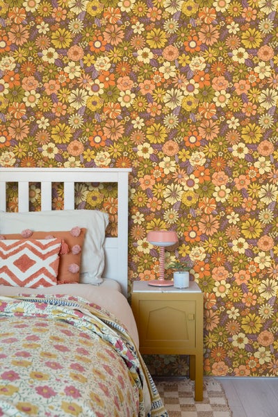 Schlafzimmer mit Retro-Blumentapete, Bett und Nachttisch