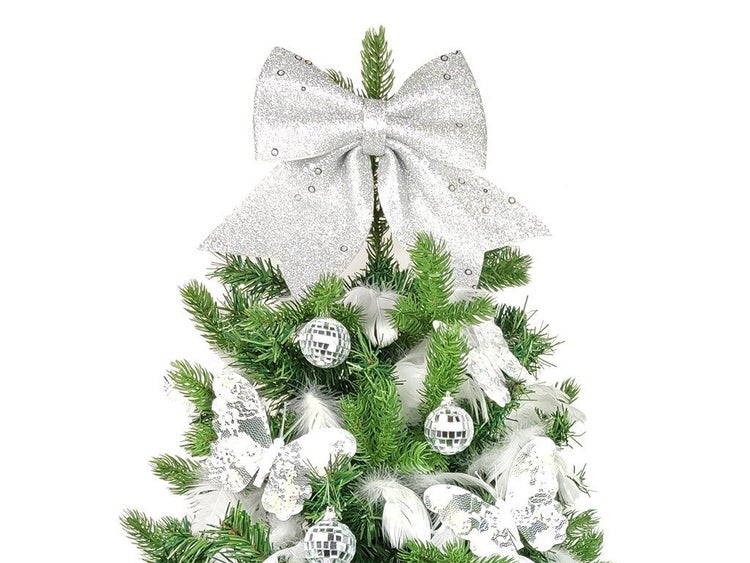 Weihnachtsbaumspitze in Form einer Schleife mit Glitzer, dekoriert mit Schmuckelementen am Weihnachtsbaum