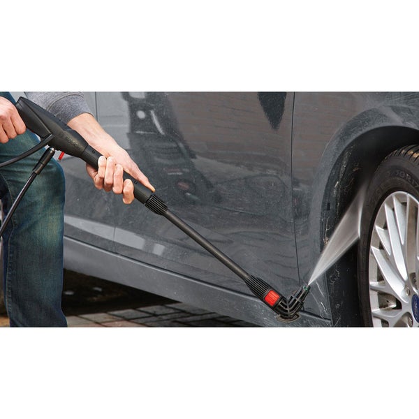 Autowäsche mit Bürste und Reinigungsmittel