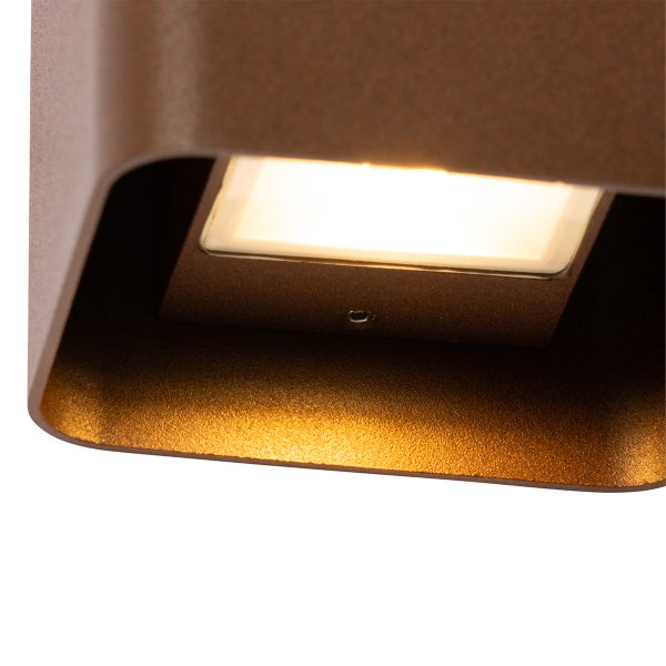 Nahaufnahme einer braunen LED-Außenwandleuchte aus strukturiertem Metall mit leuchtendem quadratischem Lichtfeld.