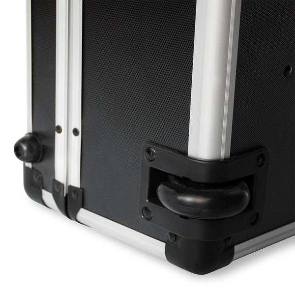 Detailansicht eines Werkzeugkoffers mit Rollen.