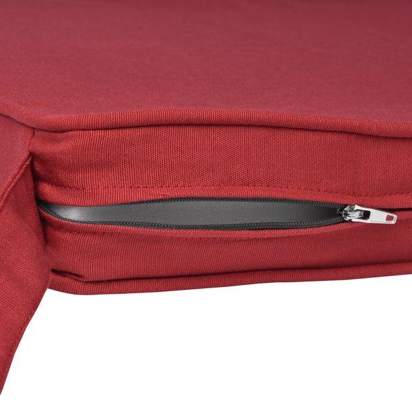 Stuhl mit Armlehnen und Metallbeinen