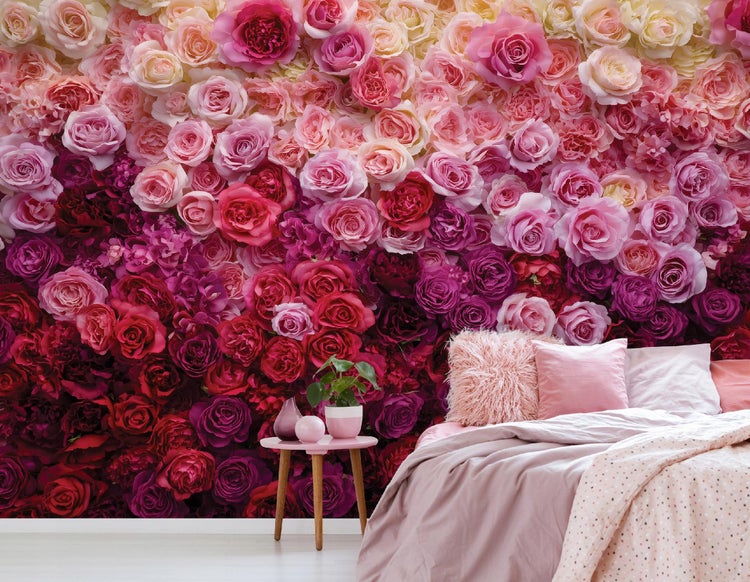 Dekoratives Schlafzimmer mit einer Fototapete mit Rosenmuster