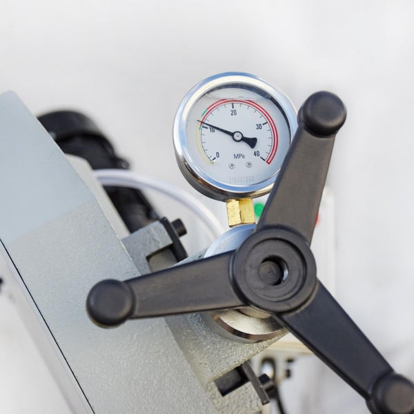 Nahaufnahme eines Manometers und eines Bedienhebels an einem Gerät