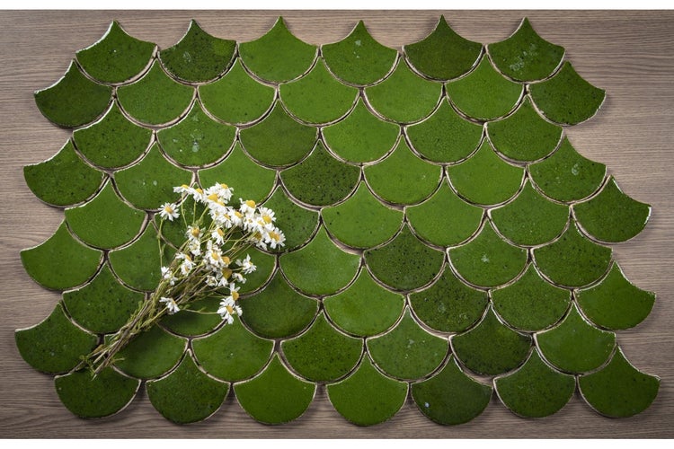 Grüne Keramikmosaikfliesen im Fächerdesign mit Blumen auf einem Holztisch